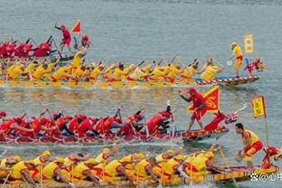 Vắng mặt vì chấn thương, Harland, Doku, De Blaune đang xem World Cup.